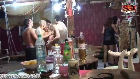 Секс вечеринка и студентов пьяных из москвы