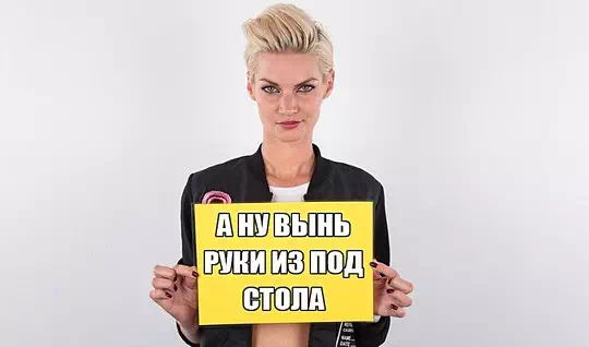 Агент трахает до сквирта блондинку